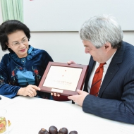 Vojtěch Filip obdržel z rukou paní předsedkyně Nguyen Thi Kim Ngan vyznamenání Komunistické strany Vietnamu