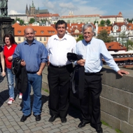 Generální tajemník Portugalské komunistické strany Jeronimo Carvalho de Sousa na Karlově mostě v Praze (vpravo) s 1. místopředsedou ÚV KSČM Petrem Šimůnkem.