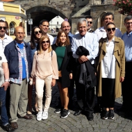 Generální tajemník Portugalské komunistické strany Jeronimo Carvalho de Sousa na Kampě v Praze (se sakem v ruce) v obklopení portugalských turistů, kteří jej poznávali a zdravili velmi často.
