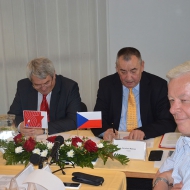 Vojtěch Filip (vlevo), předseda ÚV KSČM, Jaroslav Roman (uprostřed), vedoucí Mezinarodního odděleni ÚV KSČM a Josef Skála, místopředseda ÚV KSČM na jednání mezinárodní konference