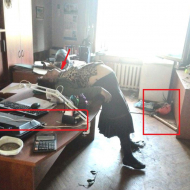 Uškrcená starší žena v jedné z kanceláří Domu odborů