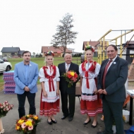 K získání titulu obec roku Olomoucklého kraje poblahopřáli starostovi obce Jaroslavu Dvořákovi (uprostřed) poslanec a zastupitel ZOK Josef Nekl (první zprava) a 2. náměstek hejtmana olomouckého kraje Michal Symertský (za KSČM).