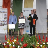 Námstek hetmala olomouckého kraje Michal Symertský (KSČM) předal společně s ministrem zemědělství Marianem Jurečkou oranžovou stuhu představitelům obce Bělá pod Pradědem za spolupráci obce a ZD Jeseník