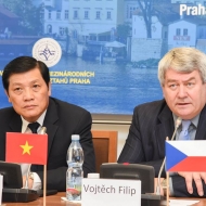 Na snímku Vojtěch Filip s velvyslancem Vietnamské socialistické republiky J.E. p. TRUONG MANH SON