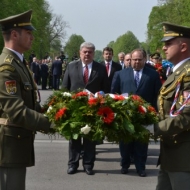 Při oslavách osvobození Ostravy Rudou armádou náš fotograf zachytil 1. náměstka hejtmana Moravskoslezského kraje Josefa Babku (KSČM) a hejtmana Miroslava Nováka (ČSSD) při uctění památky padlých.