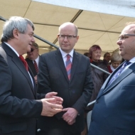 Oslav se účastnil předseda vlády ČR Bohuslav Sobotka (ČSSD). Na snímku s předsedou ÚV KSČM Vojtěchem Filipem a hejtmanem Moravskoslezského kraje Miroslavem Novákem.